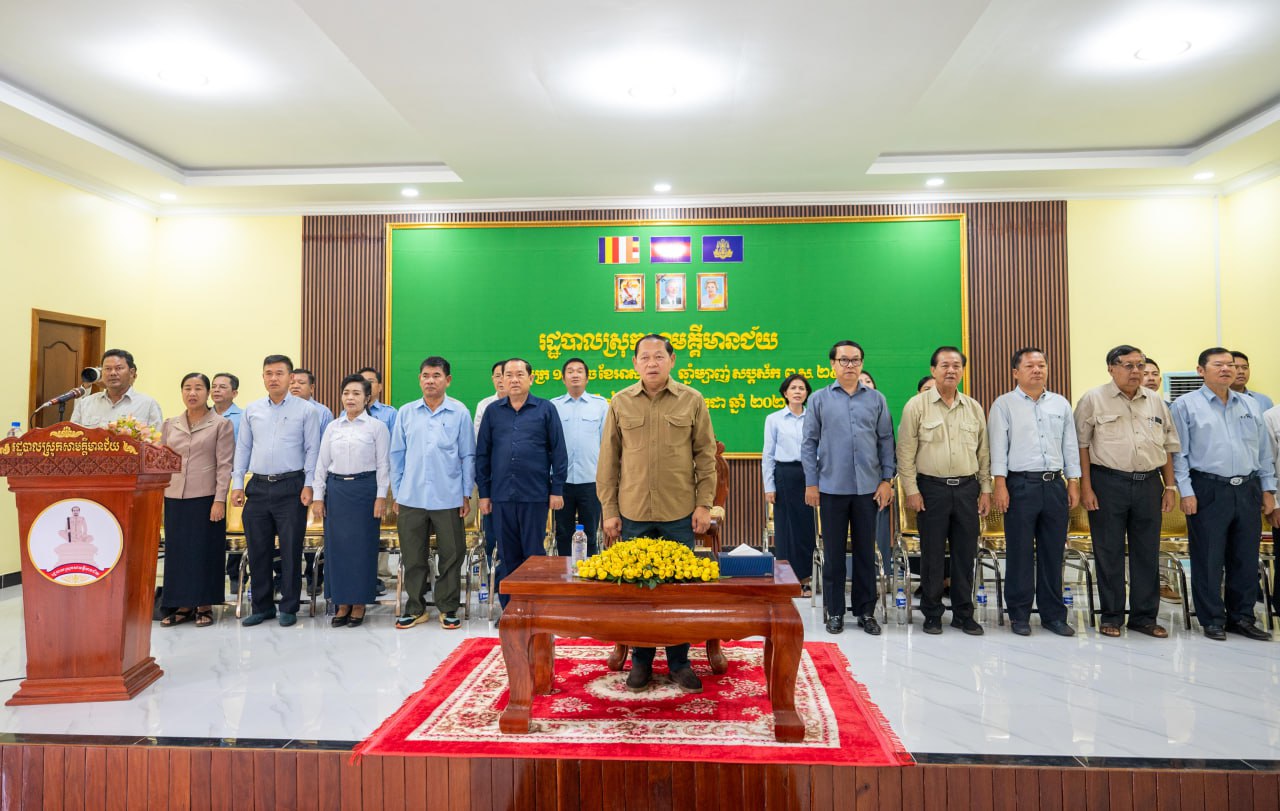 ឯកឧត្តម ឆាយ ឫទ្ធិសែន អញ្ជើញសំណេះសំណាលជាមួយអាជ្ញាធរស្រុក ឃុំភូមិ នៃស្រុកសាមគ្គីមានជ័យខេត្តកំពង់ឆ្នាំង