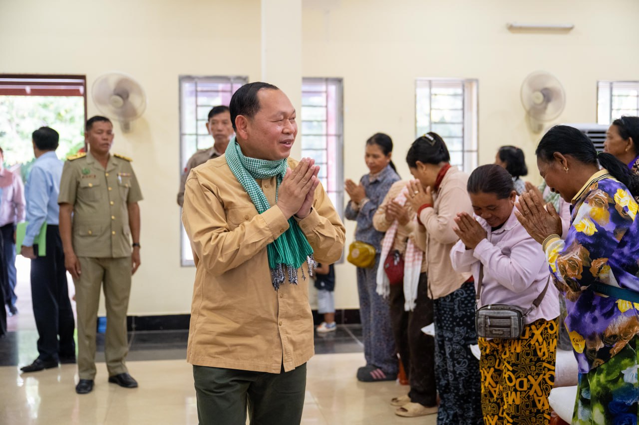 សំណេះសំណាលជាមួយក្រុមគ្រួសារកងទ័ពដែលកំពុងឈរជើងនៅសមរភូមិមុខតាមបណ្ដោយព្រំដែនកម្ពុជាថៃក្នុងស្រុកទឹកផុស