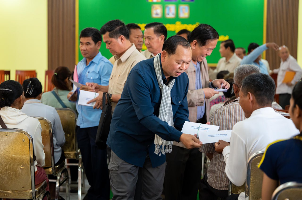 ជួបក្រុមគ្រួសារកងទ័ពដែលកំពុងឈរជើងនៅសមរភូមិមុខតាមបណ្ដោយព្រំដែនកម្ពុជាថៃក្នុងស្រុកសាមគ្គីមានជ័យ