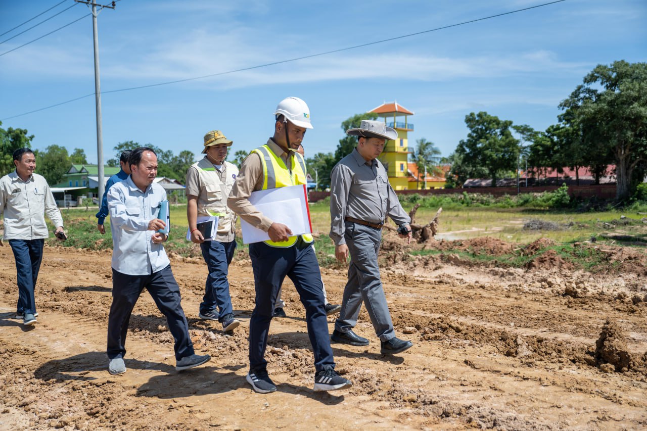 ពិនិត្យវឌ្ឍនភាពនៃការស្ថាបនាផ្លូវក្រាលកៅស៊ូពីរជាន់ ប្រភេទ DBST ចំនួន ៩ខ្សែ នៅខេត្តតាកែវ