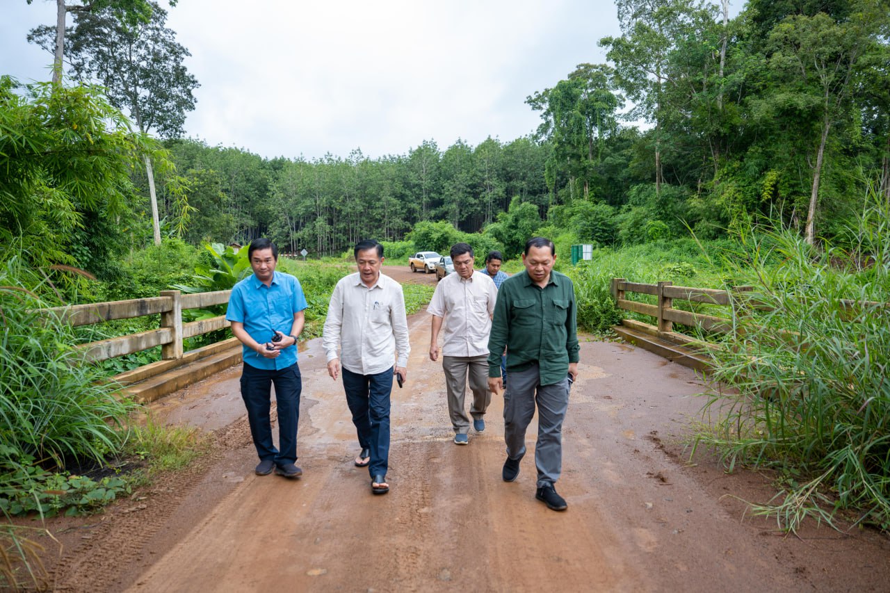 ពិនិត្យស្ថានភាពផ្លូវចំនួន ២ខ្សែនៅស្រុកពេជ្រាដាខេត្តមណ្ឌលគិរី