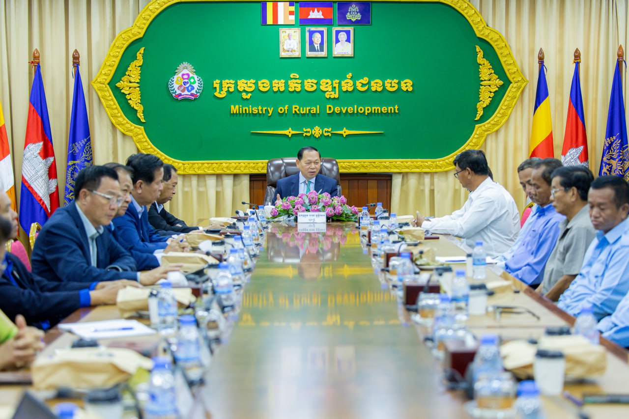 ឯកឧត្តមឆាយ ឫទ្ធិសែន អញ្ជើញសំណេះសំណាល និងសាកសួរសុខទុក្ខ ជាមួយនិវត្តជនរបស់ក្រសួងអភិវឌ្ឍន៍ជនបទ