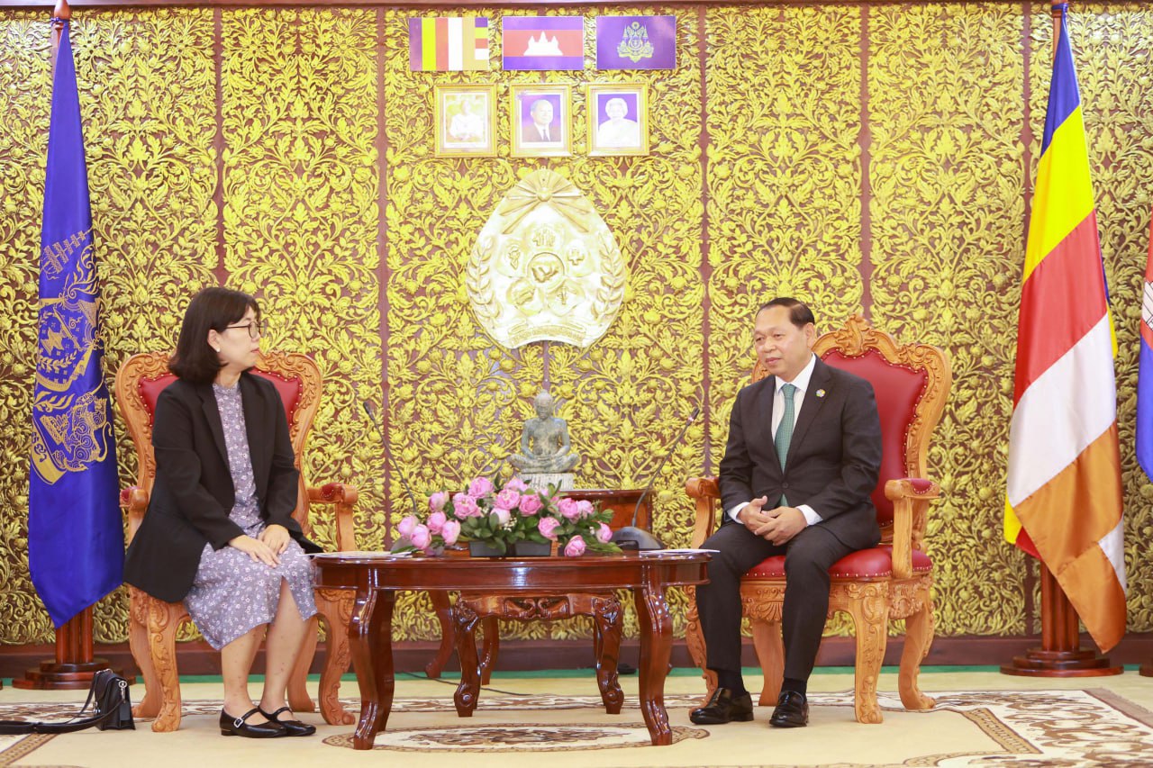 លោកស្រី Minnie Chey នាយិកា ធនាគារអាហរ័ណ-នីហរ័ណកូរ៉េ ប្រចាំនៅកម្ពុជាចូលជួបសម្តែងការគួរសម