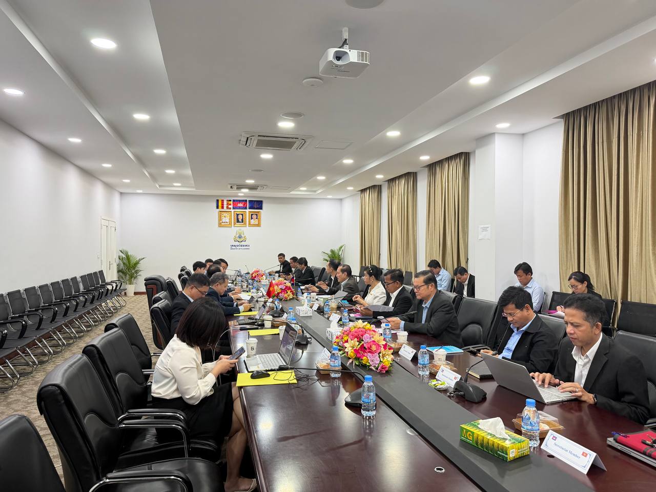 ឯកឧត្ដម ម៉ា សុវណ្ណា អញ្ជើញចូលរួមកិច្ចប្រជុំស្តីពីការរៀបចំ និងចងក្រងផែនការមេតភ្ជាប់សេដ្ឋកិច្ចកម្ពុជា-វៀតណាម 9 photo 2025 12 03 17 34 26