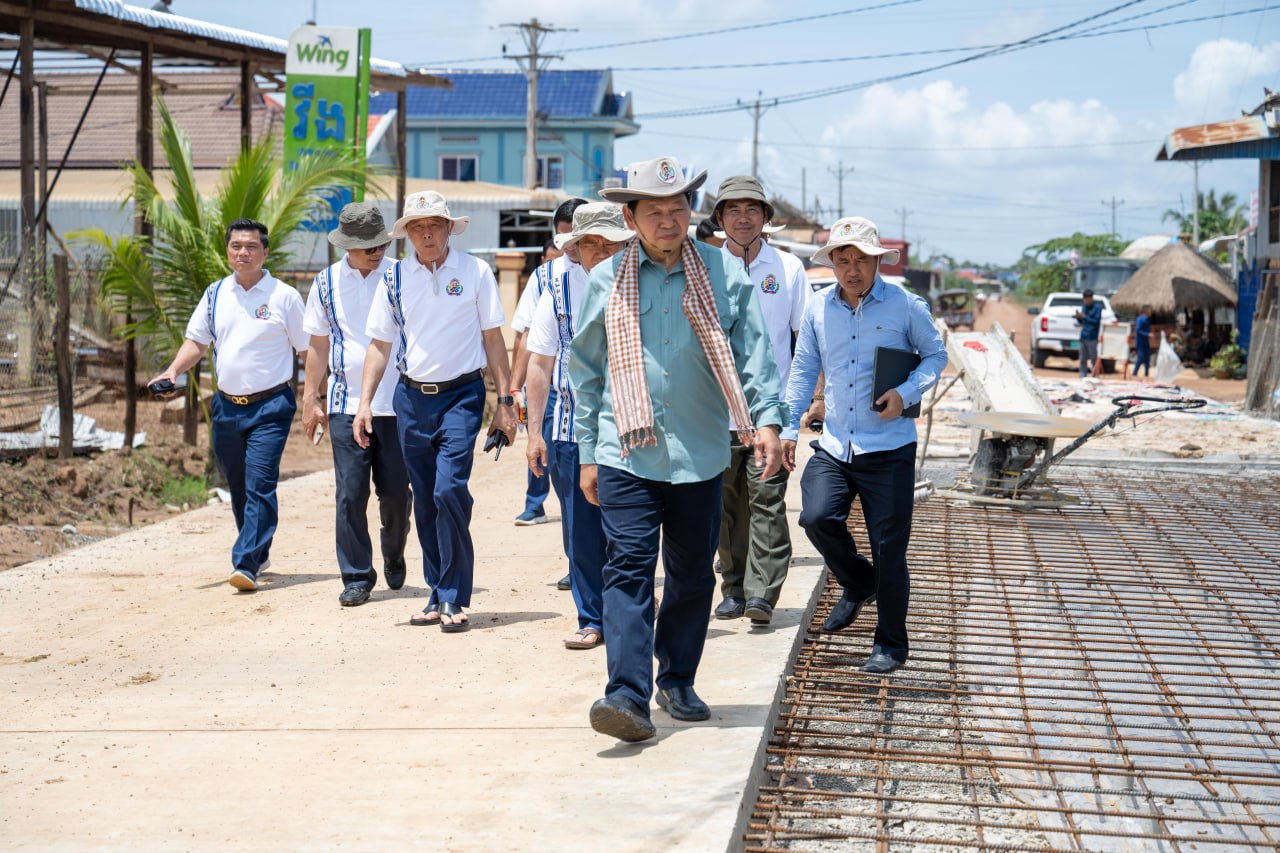ពិនិត្យវឌ្ឍនភាពសាងសង់ហេដ្ឋារចនាសម្ព័ន្ធគមនាគមន៍ជនបទចំនួន ៤ទីតាំង និងគ្រោងស្ថាបនាជាផ្លូវក្រាលកៅស៊ូ
