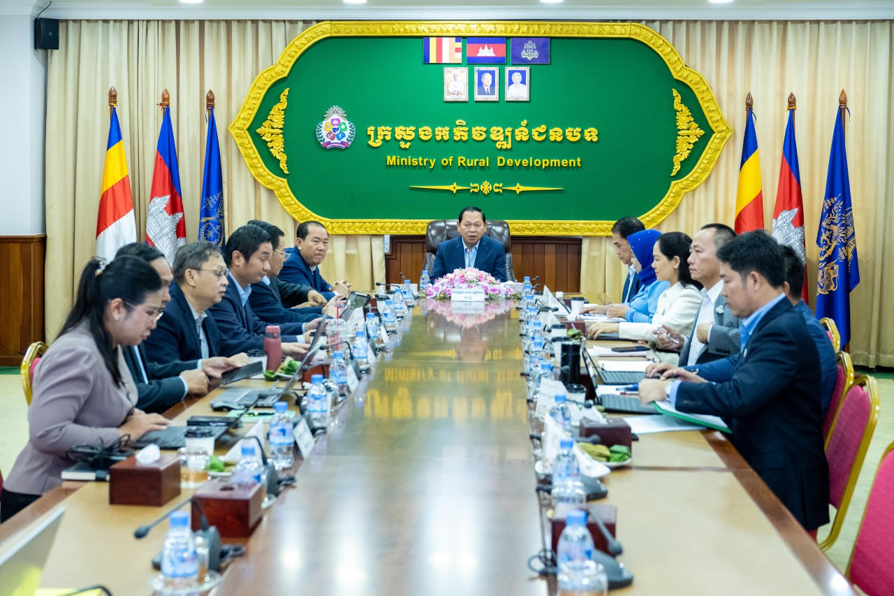 ឯកឧត្ដម ឆាយ ឫទ្ធិសែន អញ្ជើញជាអធិបតីដឹកនាំកិច្ចប្រជុំត្រួតពិនិត្យវឌ្ឍនភាពការងារអភិវឌ្ឍន៍ “ភូមិគំរូ”