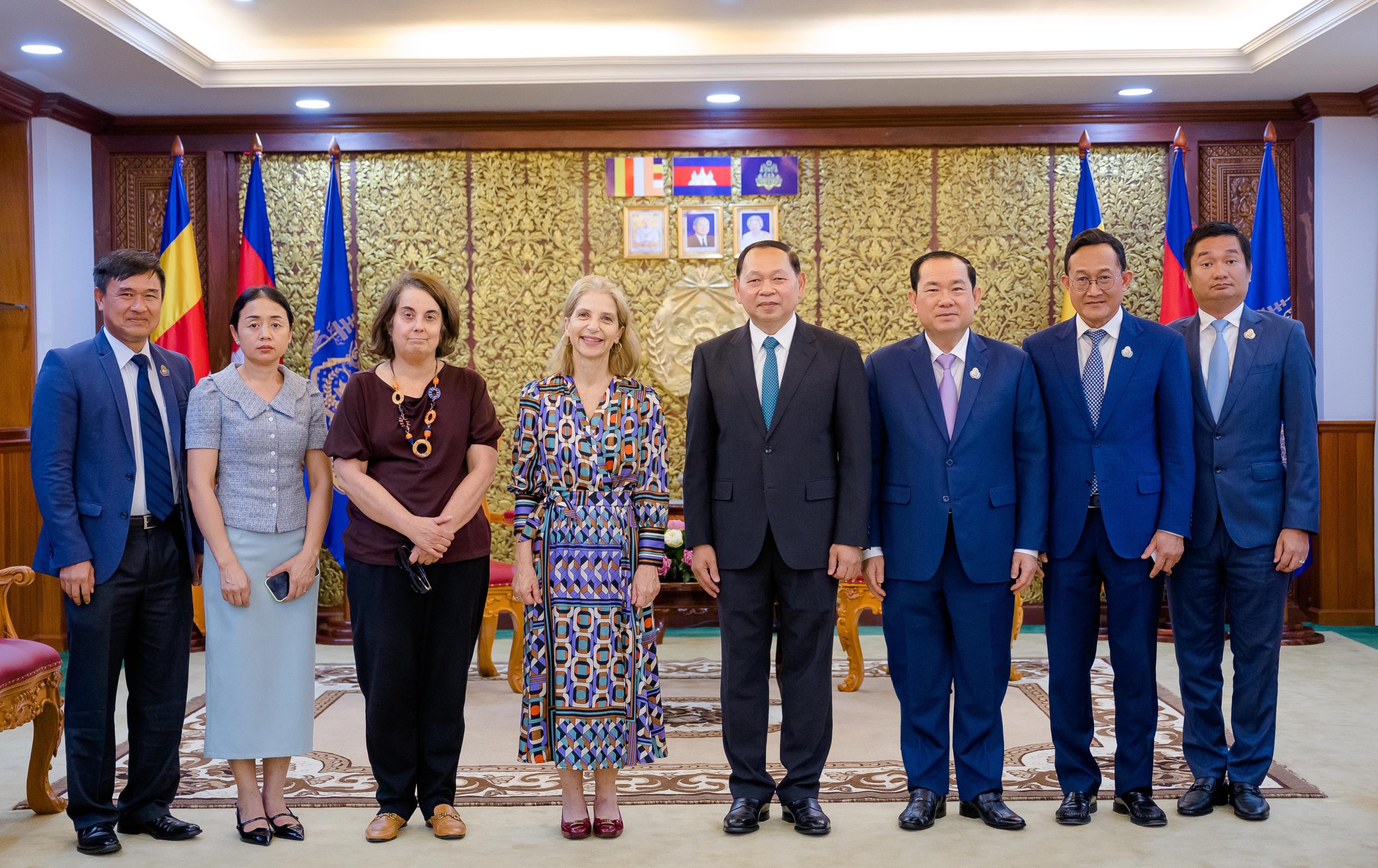 ឯកឧត្តម ឆាយ ឫទ្ធិសែន រដ្ឋមន្ត្រីក្រសួងអភិវឌ្ឍន៍ជនបទ បានអនុញ្ញាតឱ្យលោកជំទាវ Vivian Loss Sanmartin ឯកអគ្គរដ្ឋទូតវិសាមញ្ញ និងពេញសមត្ថភាព នៃសាធារណរដ្ឋសហព័ន្ធប្រេស៊ីលប្រចាំព្រះរាជាណាចក្រកម្ពុជា រួមជាមួយសហការីចូលជួបសម្តែងការគួរសម និងពិភាក្សាការងារ 12 10 10 scaled