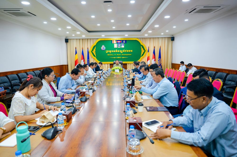 ឯកឧត្តម ឆាយ ឫទ្ធិសែន អញ្ជើញដឹកនាំកិច្ចប្រជុំការរៀបចំផែនការយុទ្ធសាស្ដ្រហេដ្ឋារចនាសម្ព័ន្ធផ្លូវជនបទ ទឹកស្អាតនិងអនាម័យ អភិវឌ្ឍភូមិគំរូ និងពិពិធកម្មសេដ្ឋកិច្ច 2 2 16