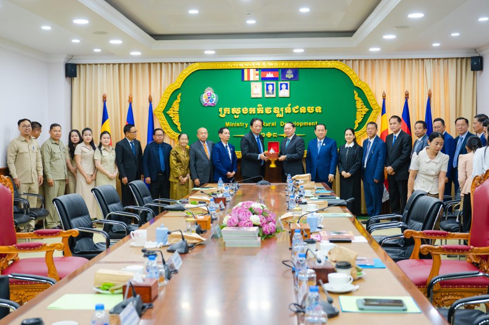 ឯកឧត្តម ឆាយ ឫទ្ធិសែន រដ្ឋមន្ត្រីក្រសួងអភិវឌ្ឍន៍ជនបទ បានទទួលប្រតិភូគណៈកម្មការទី៣ នៃព្រឹទ្ធសភា ដឹកនាំដោយ ឯកឧត្តមបណ្ឌិត ម៉ុង ឫទ្ធី 2 31 6