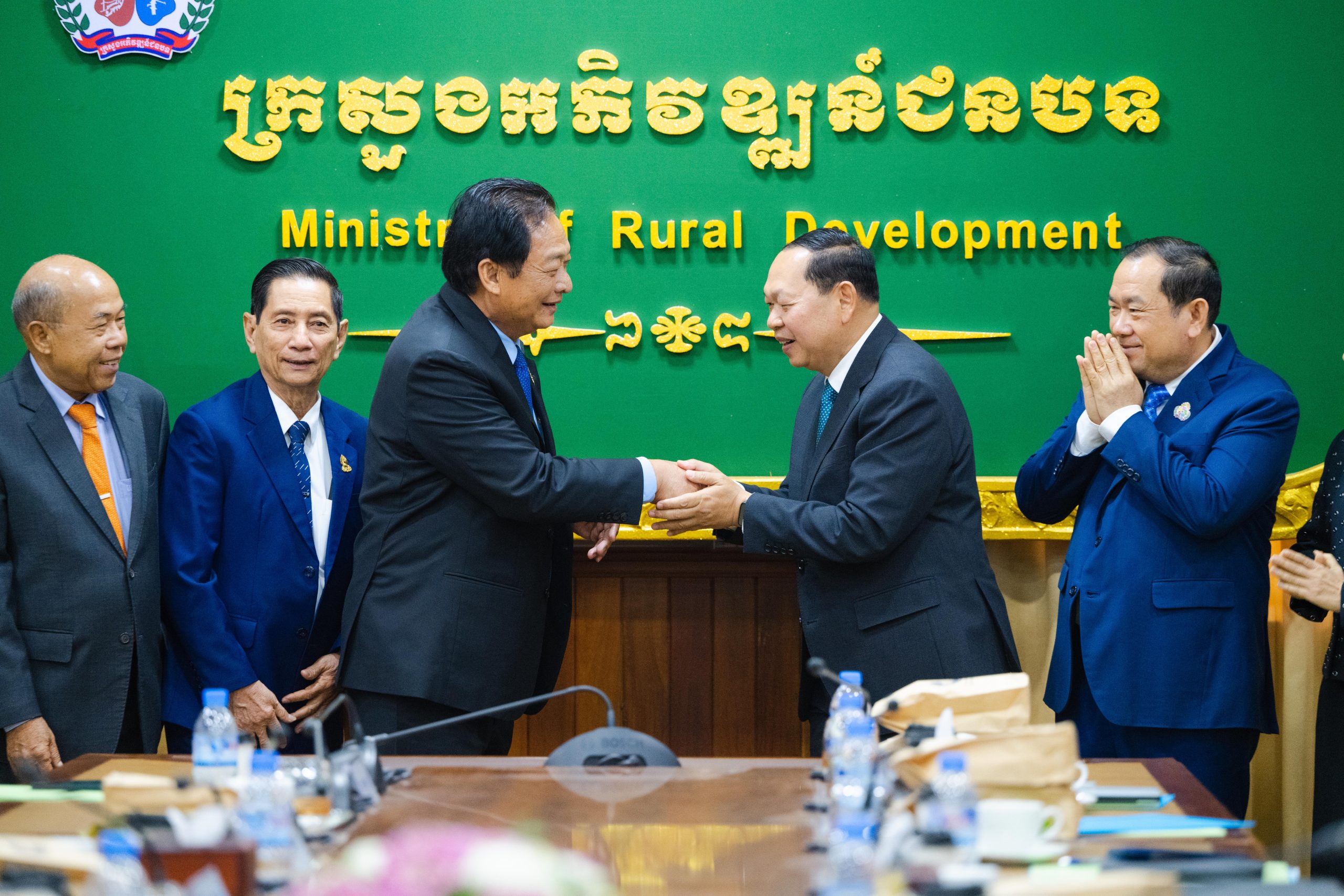 ឯកឧត្តម ឆាយ ឫទ្ធិសែន រដ្ឋមន្ត្រីក្រសួងអភិវឌ្ឍន៍ជនបទ បានទទួលប្រតិភូគណៈកម្មការទី៣ នៃព្រឹទ្ធសភា ដឹកនាំដោយ ឯកឧត្តមបណ្ឌិត ម៉ុង ឫទ្ធី 36 34 5 scaled