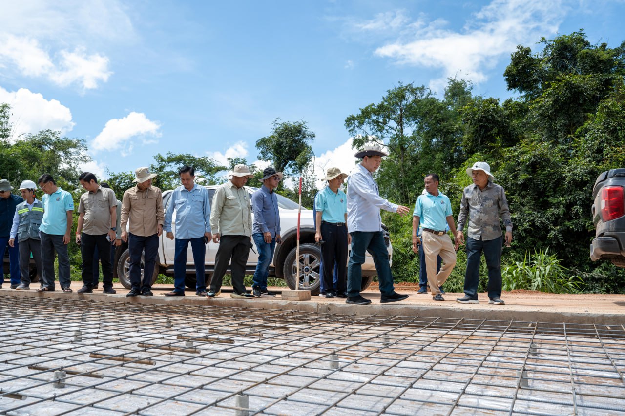 អញ្ជើញចុះពិនិត្យការដ្ឋានសាងសង់ហេដ្ឋារចនាសម្ព័ន្ធជនបទនៅក្នុងខេត្តកោះកុង