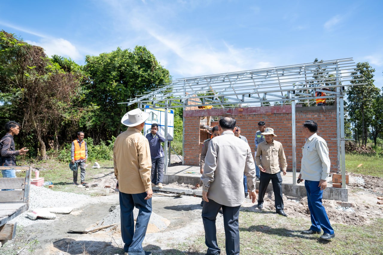 ពិនិត្យវឌ្ឍនភាពការងារសាងសង់ទីស្នាក់ការគណៈកម្មាធិការអភិវឌ្ឍន៍ភូមិចំនួន២ភូមិត្បែងខ្ពស់និងភូមិវាលស្បូវ