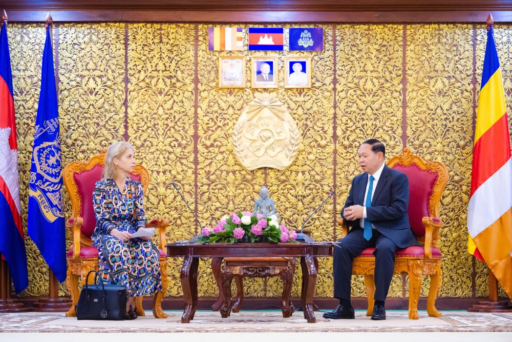 ឯកឧត្តម ឆាយ ឫទ្ធិសែន រដ្ឋមន្ត្រីក្រសួងអភិវឌ្ឍន៍ជនបទ បានអនុញ្ញាតឱ្យលោកជំទាវ Vivian Loss Sanmartin ឯកអគ្គរដ្ឋទូតវិសាមញ្ញ និងពេញសមត្ថភាព នៃសាធារណរដ្ឋសហព័ន្ធប្រេស៊ីលប្រចាំព្រះរាជាណាចក្រកម្ពុជា រួមជាមួយសហការីចូលជួបសម្តែងការគួរសម និងពិភាក្សាការងារ 2 5 6