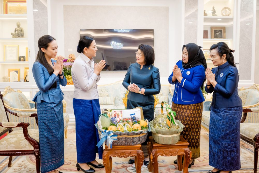 លោកជំទាវ វង គន្ធារី ឆាយ ឫទ្ធិសែន ដឹកនាំប្រតិភូសាខាសមាគមនារីកម្ពុជាដើម្បីសន្តិភាព និងអភិវឌ្ឍន៍ក្រសួងអភិវឌ្ឍន៍ជនបទ អញ្ជើញចូលជួបសម្តែងការគួរសម និងជូនពរ សម្តេចមហារដ្ឋសភាធិការធិបតី ឃួន សុដារី 2 2 13