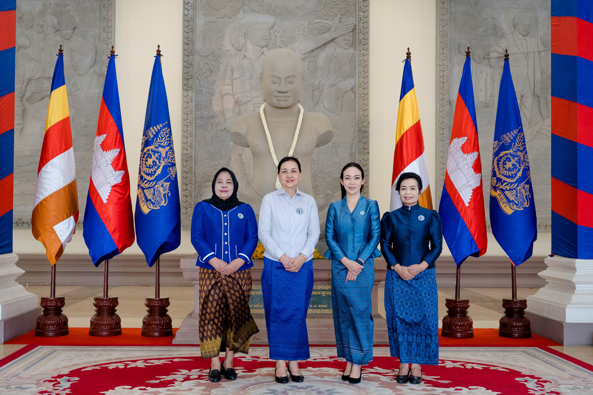 លោកជំទាវ វង គន្ធារី ឆាយ ឫទ្ធិសែន ដឹកនាំប្រតិភូសាខាសមាគមនារីកម្ពុជាដើម្បីសន្តិភាព និងអភិវឌ្ឍន៍ក្រសួងអភិវឌ្ឍន៍ជនបទ អញ្ជើញចូលជួបសម្តែងការគួរសម និងជូនពរ សម្តេចមហារដ្ឋសភាធិការធិបតី ឃួន សុដារី 21 20 3