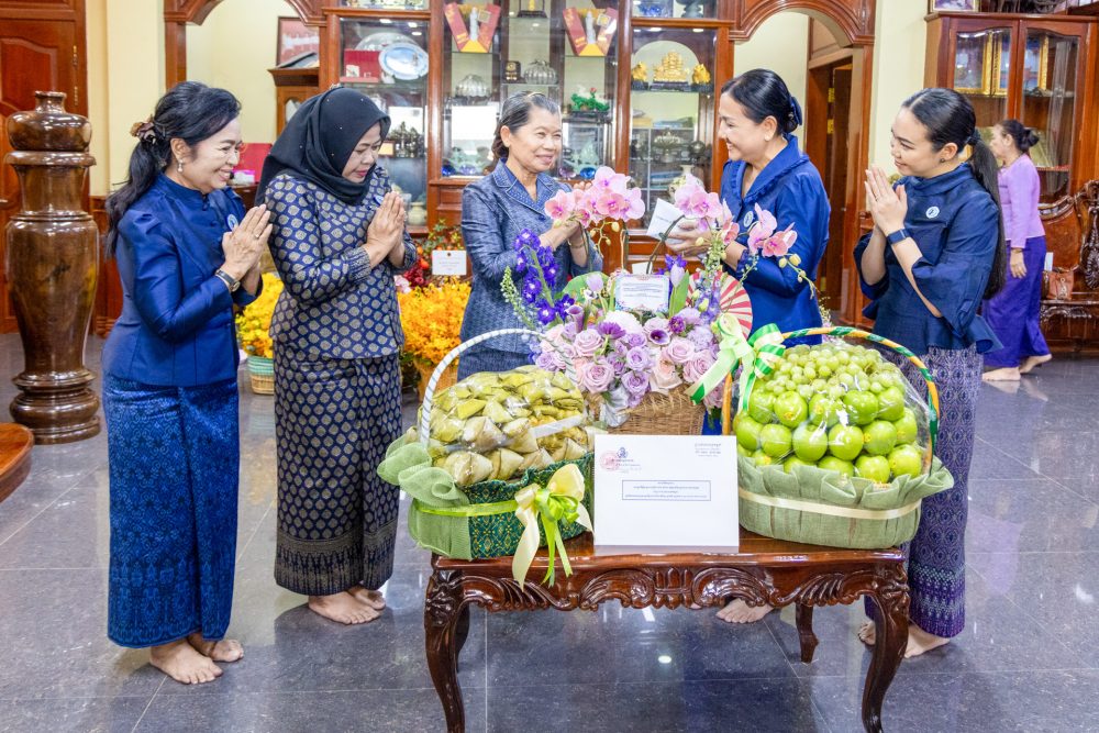 លោកជំទាវ វង គន្ធារី ឆាយ ឫទ្ធិសែន ដឹកនាំប្រតិភូសាខាសមាគមនារីកម្ពុជាដើម្បីសន្តិភាព និងអភិវឌ្ឍន៍ក្រសួងអភិវឌ្ឍន៍ជនបទ អញ្ជើញចូលជួបសម្តែងការគួរសម និងគោរពជូនពរ សម្តេចកិត្តិសង្គហបណ្ឌិត ម៉ែន សំអន 2 4 13