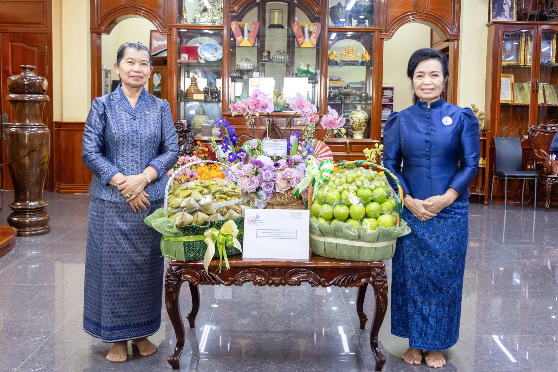 លោកជំទាវ វង គន្ធារី ឆាយ ឫទ្ធិសែន ដឹកនាំប្រតិភូសាខាសមាគមនារីកម្ពុជាដើម្បីសន្តិភាព និងអភិវឌ្ឍន៍ក្រសួងអភិវឌ្ឍន៍ជនបទ អញ្ជើញចូលជួបសម្តែងការគួរសម និងគោរពជូនពរ សម្តេចកិត្តិសង្គហបណ្ឌិត ម៉ែន សំអន 17 410A9180