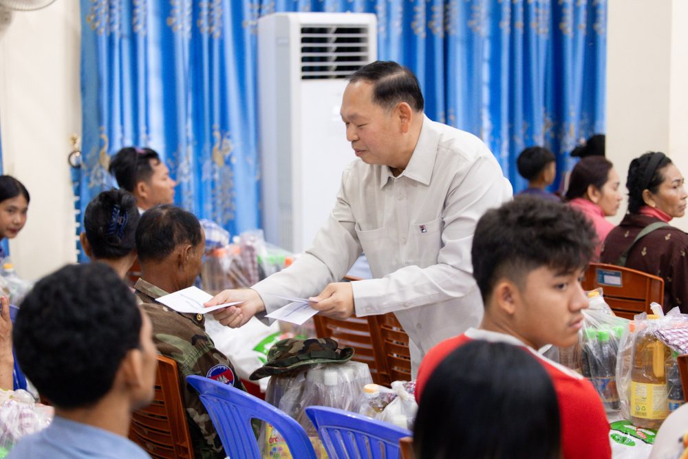 ឯកឧត្តមឆាយ ឫទ្ធិសែន និងលោកជំទាវ អញ្ជើញជួបសំណេះសំណាល ជាមួយក្រុមគ្រួសារវីរកងទ័ពកម្ពុជាឈរជើងនៅសមរភូមិមុខចំនួន ១៣៨គ្រួសារ នៅក្នុងសាលាស្រុកទឹកផុស ខេត្តកំពង់ឆ្នាំង 2 993H2A4527