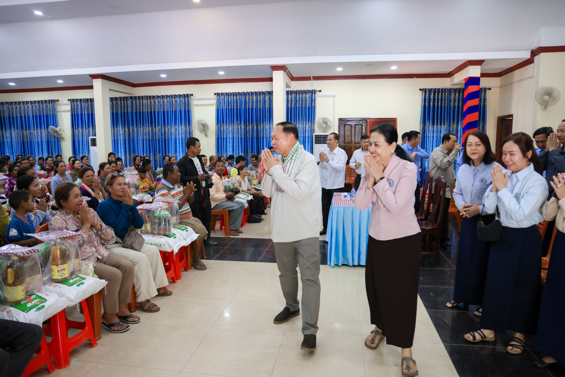 ឯកឧត្តមឆាយ ឫទ្ធិសែន និងលោកជំទាវ អញ្ជើញជួបសំណេះសំណាល ជាមួយក្រុមគ្រួសារវីរកងទ័ពកម្ពុជាឈរជើងនៅសមរភូមិមុខចំនួន ១៣៨គ្រួសារ នៅក្នុងសាលាស្រុកទឹកផុស ខេត្តកំពង់ឆ្នាំង 79 99410A9516