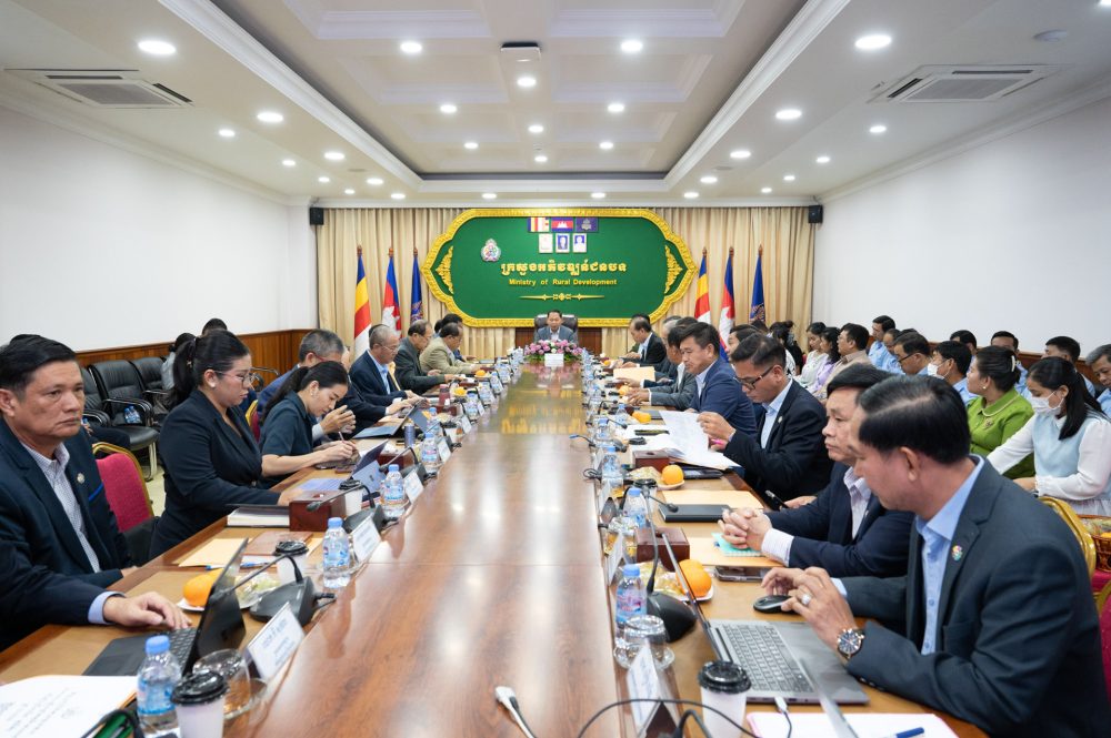 ឯកឧត្ដម ឆាយ ឫទ្ធិសែន អញ្ជើញដឹកនាំកិច្ចប្រជុំពិនិត្យវឌ្ឍនភាពស្ដីពីការជ្រើសរើស និងផែនការអភិវឌ្ឍភូមិគំរូ ឆ្នាំ២០២៦ 2 2 19