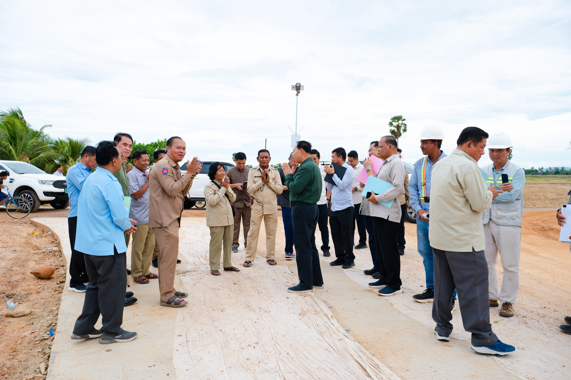 ឯកឧត្តម ឆាយ ឫទ្ធិសែន ដឹកនាំមន្ដ្រីបច្ចេកទេសក្រសួង និងមន្ទីរអភិវឌ្ឍន៍ជនបទខេត្ត ទៅពិនិត្យវឌ្ឍនភាពការងារសាងសង់ផ្លូវចំនួន ៦ខ្សែ នៅក្នុងខេត្តពោធិ៍សាត់ 29 5DSC 1894