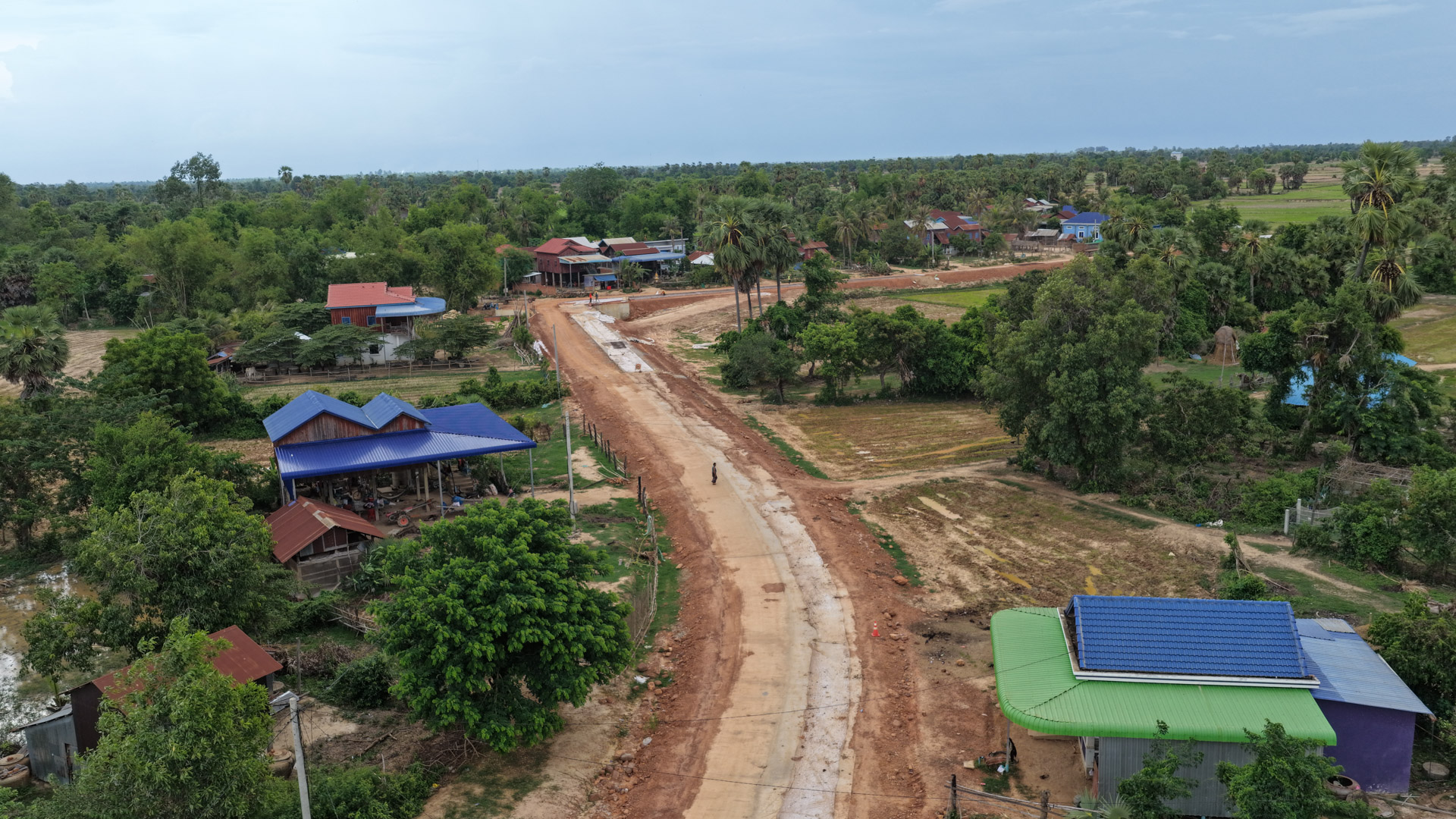 ឯកឧត្តម ឆាយ ឫទ្ធិសែន ដឹកនាំមន្ដ្រីបច្ចេកទេសក្រសួង និងមន្ទីរអភិវឌ្ឍន៍ជនបទខេត្ត ទៅពិនិត្យវឌ្ឍនភាពការងារសាងសង់ផ្លូវចំនួន ៦ខ្សែ នៅក្នុងខេត្តពោធិ៍សាត់ 30 6DJI 20260520162342 0249 D