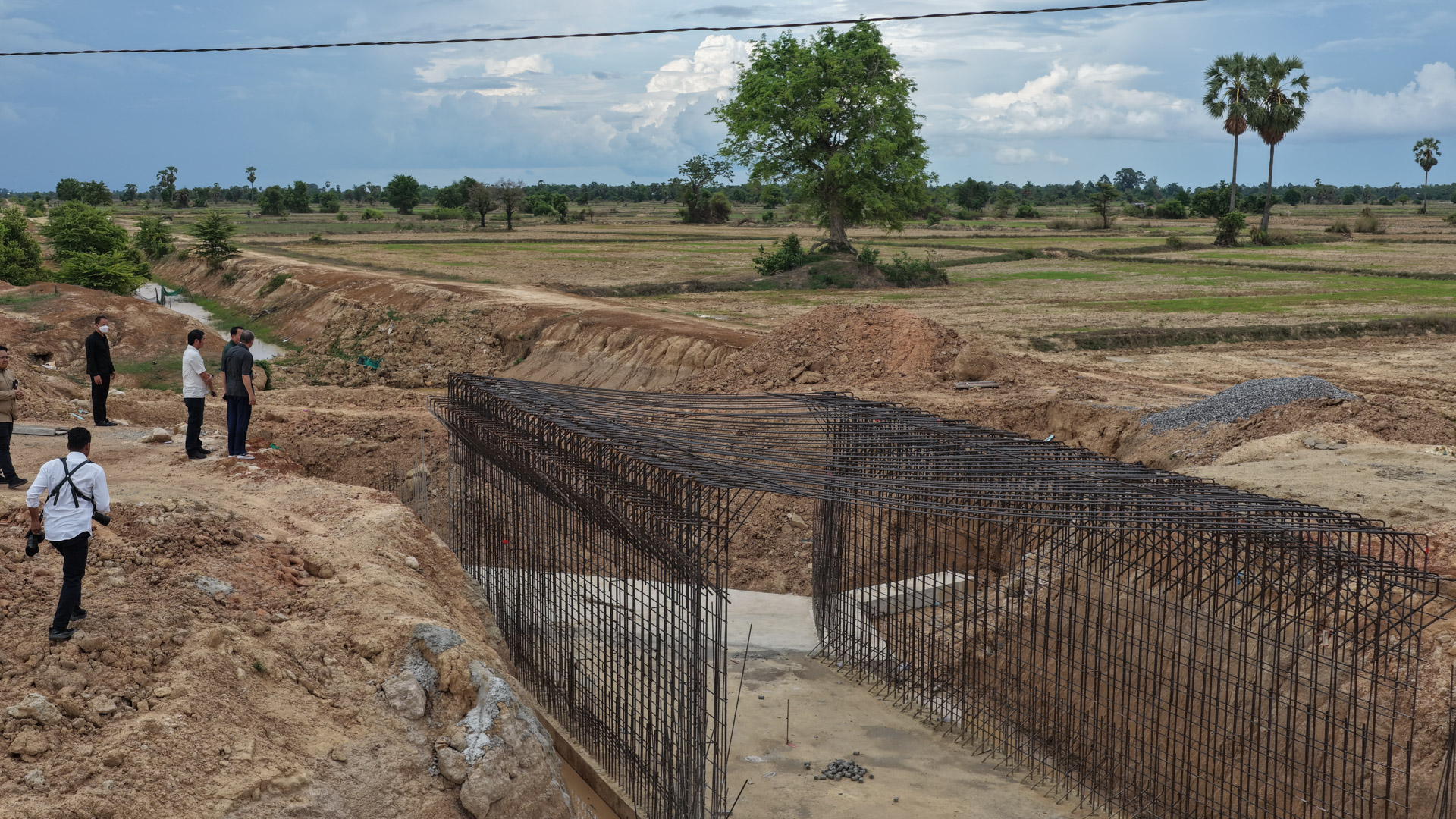 ឯកឧត្តម ឆាយ ឫទ្ធិសែន ដឹកនាំមន្ដ្រីបច្ចេកទេសក្រសួង និងមន្ទីរអភិវឌ្ឍន៍ជនបទខេត្ត ទៅពិនិត្យវឌ្ឍនភាពការងារសាងសង់ផ្លូវចំនួន ៦ខ្សែ នៅក្នុងខេត្តពោធិ៍សាត់ 31 6DJI 20260520164349 0254 D