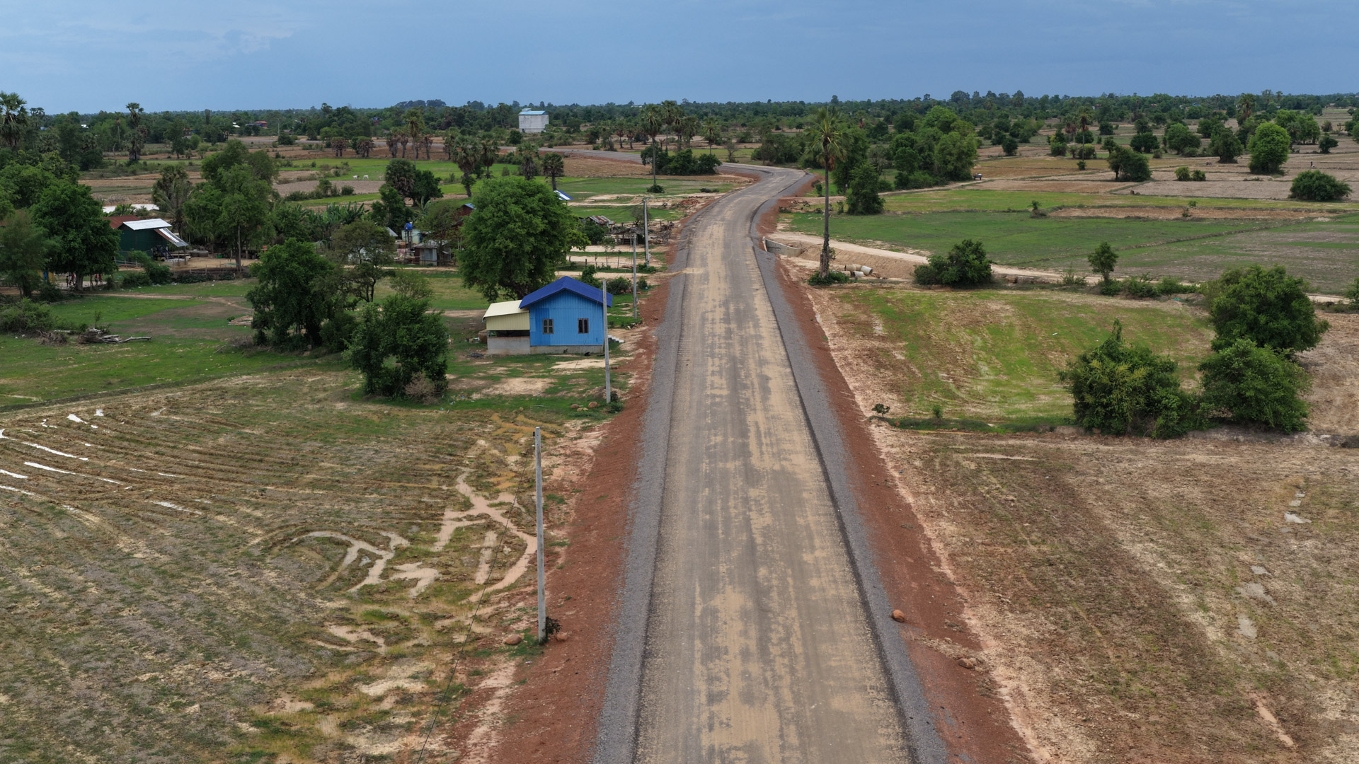 ឯកឧត្តម ឆាយ ឫទ្ធិសែន ដឹកនាំមន្ដ្រីបច្ចេកទេសក្រសួង និងមន្ទីរអភិវឌ្ឍន៍ជនបទខេត្ត ទៅពិនិត្យវឌ្ឍនភាពការងារសាងសង់ផ្លូវចំនួន ៦ខ្សែ នៅក្នុងខេត្តពោធិ៍សាត់ 32 6DJI 20260520164432 0256 D