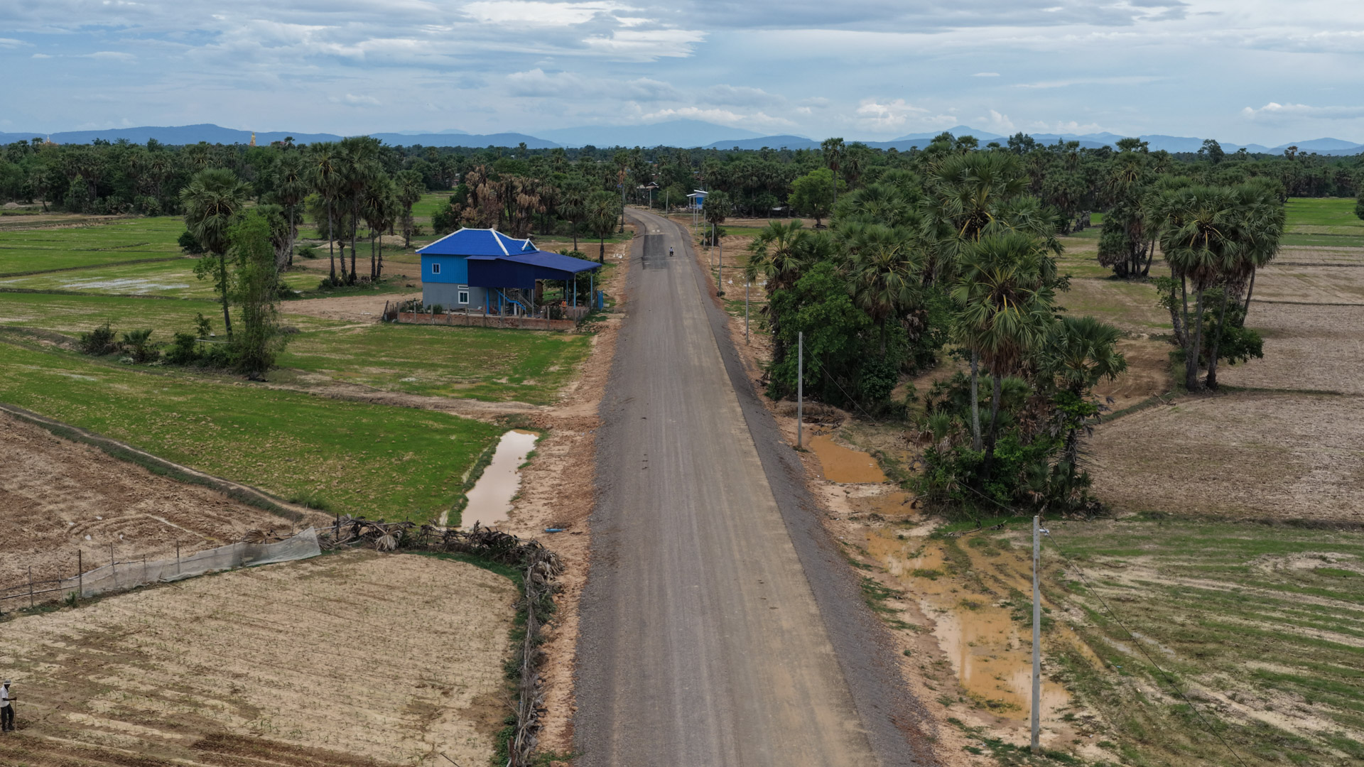 ឯកឧត្តម ឆាយ ឫទ្ធិសែន ដឹកនាំមន្ដ្រីបច្ចេកទេសក្រសួង និងមន្ទីរអភិវឌ្ឍន៍ជនបទខេត្ត ទៅពិនិត្យវឌ្ឍនភាពការងារសាងសង់ផ្លូវចំនួន ៦ខ្សែ នៅក្នុងខេត្តពោធិ៍សាត់ 34 6DJI 20260520164504 0258 D