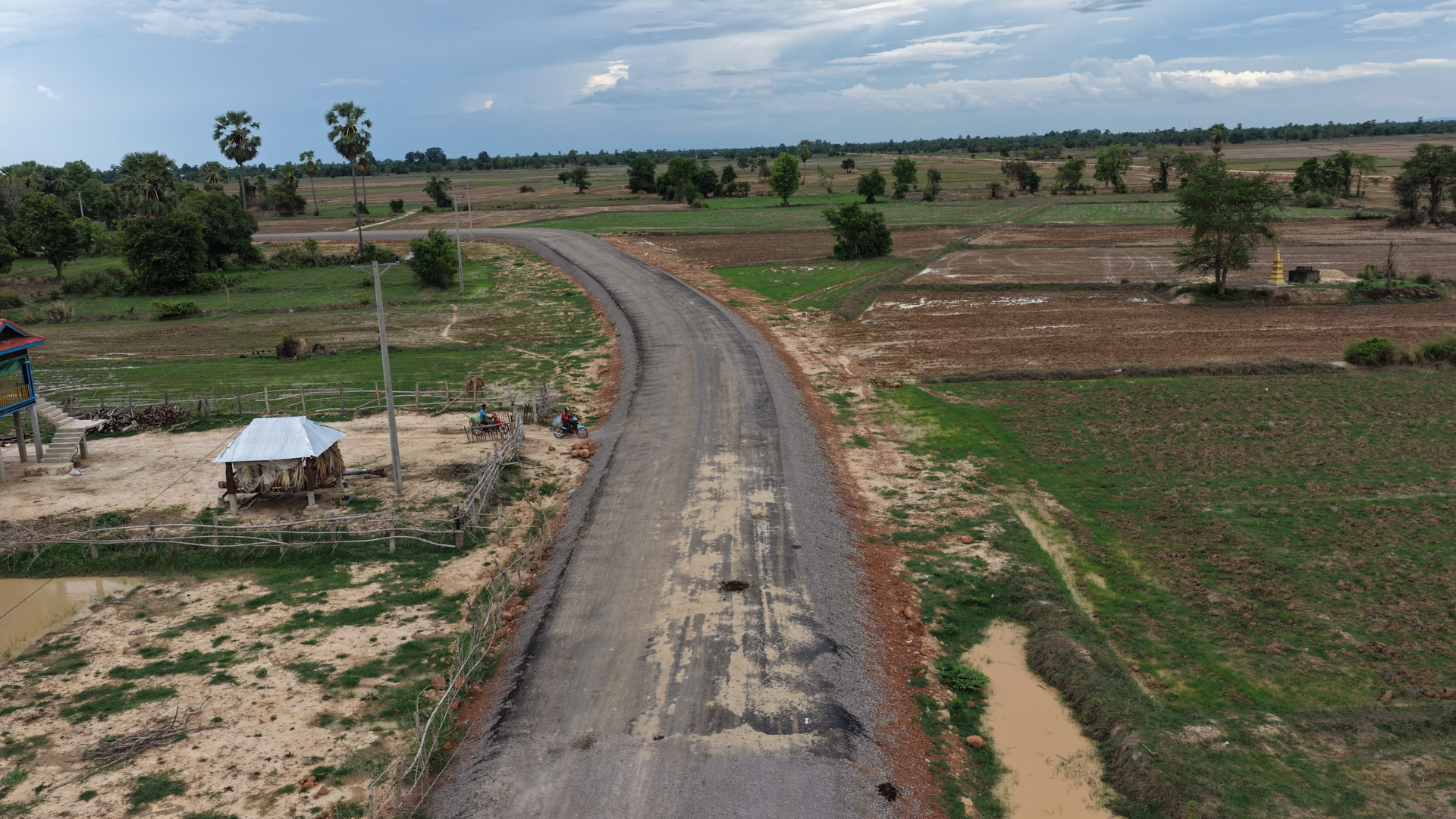 ឯកឧត្តម ឆាយ ឫទ្ធិសែន ដឹកនាំមន្ដ្រីបច្ចេកទេសក្រសួង និងមន្ទីរអភិវឌ្ឍន៍ជនបទខេត្ត ទៅពិនិត្យវឌ្ឍនភាពការងារសាងសង់ផ្លូវចំនួន ៦ខ្សែ នៅក្នុងខេត្តពោធិ៍សាត់ 37 6DJI 20260520170414 0269 D