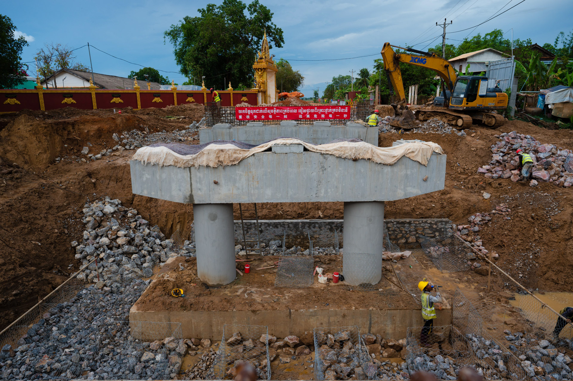 ឯកឧត្តម ឆាយ ឫទ្ធិសែន ដឹកនាំមន្ដ្រីបច្ចេកទេសក្រសួង និងមន្ទីរអភិវឌ្ឍន៍ជនបទខេត្ត ទៅពិនិត្យវឌ្ឍនភាពការងារសាងសង់ផ្លូវចំនួន ៦ខ្សែ នៅក្នុងខេត្តពោធិ៍សាត់ 43 7DSC 1997