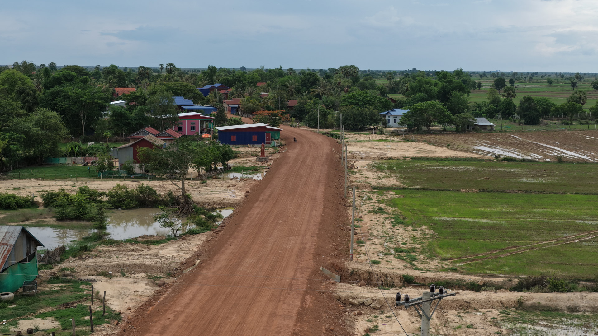 ឯកឧត្តម ឆាយ ឫទ្ធិសែន ដឹកនាំមន្ដ្រីបច្ចេកទេសក្រសួង និងមន្ទីរអភិវឌ្ឍន៍ជនបទខេត្ត ទៅពិនិត្យវឌ្ឍនភាពការងារសាងសង់ផ្លូវចំនួន ៦ខ្សែ នៅក្នុងខេត្តពោធិ៍សាត់ 44 8DJI 20260520171747 0271 D