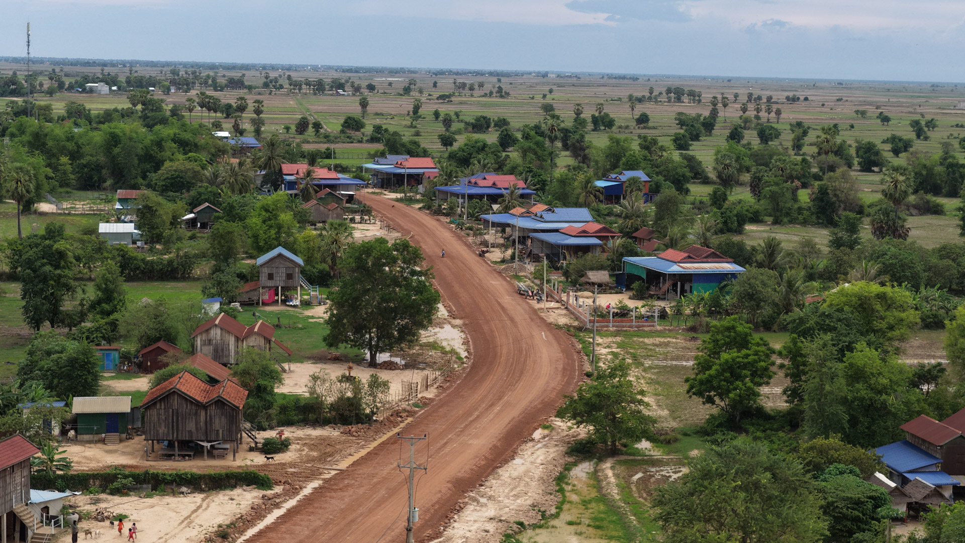ឯកឧត្តម ឆាយ ឫទ្ធិសែន ដឹកនាំមន្ដ្រីបច្ចេកទេសក្រសួង និងមន្ទីរអភិវឌ្ឍន៍ជនបទខេត្ត ទៅពិនិត្យវឌ្ឍនភាពការងារសាងសង់ផ្លូវចំនួន ៦ខ្សែ នៅក្នុងខេត្តពោធិ៍សាត់ 45 8DJI 20260520171804 0273 D