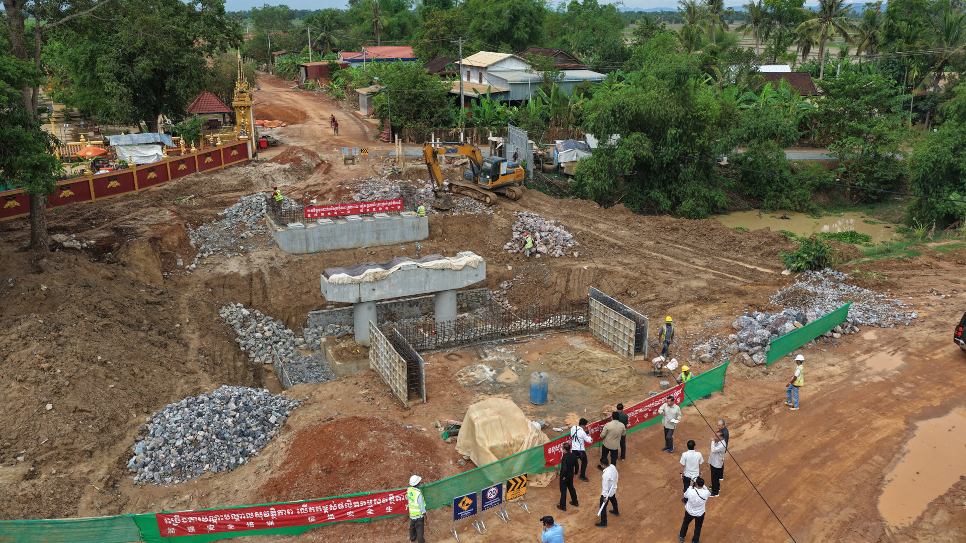 ឯកឧត្តម ឆាយ ឫទ្ធិសែន ដឹកនាំមន្ដ្រីបច្ចេកទេសក្រសួង និងមន្ទីរអភិវឌ្ឍន៍ជនបទខេត្ត ទៅពិនិត្យវឌ្ឍនភាពការងារសាងសង់ផ្លូវចំនួន ៦ខ្សែ នៅក្នុងខេត្តពោធិ៍សាត់ 46 8DJI 20260520173840 0277 D