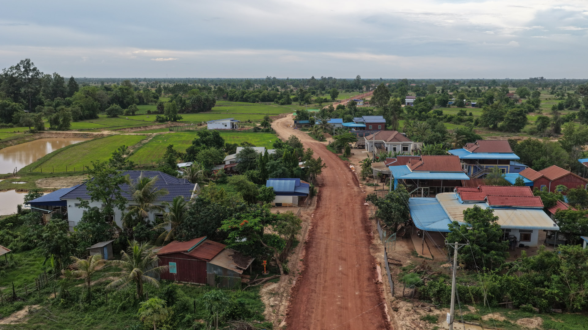 ឯកឧត្តម ឆាយ ឫទ្ធិសែន ដឹកនាំមន្ដ្រីបច្ចេកទេសក្រសួង និងមន្ទីរអភិវឌ្ឍន៍ជនបទខេត្ត ទៅពិនិត្យវឌ្ឍនភាពការងារសាងសង់ផ្លូវចំនួន ៦ខ្សែ នៅក្នុងខេត្តពោធិ៍សាត់ 51 DJI 20260520181745 0290 D