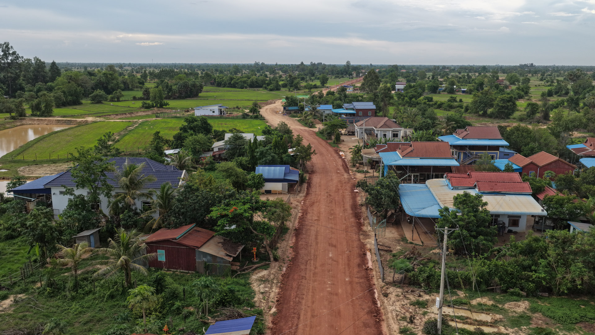 ឯកឧត្តម ឆាយ ឫទ្ធិសែន ដឹកនាំមន្ដ្រីបច្ចេកទេសក្រសួង និងមន្ទីរអភិវឌ្ឍន៍ជនបទខេត្ត ទៅពិនិត្យវឌ្ឍនភាពការងារសាងសង់ផ្លូវចំនួន ៦ខ្សែ នៅក្នុងខេត្តពោធិ៍សាត់ 52 DJI 20260520181753 0291 D
