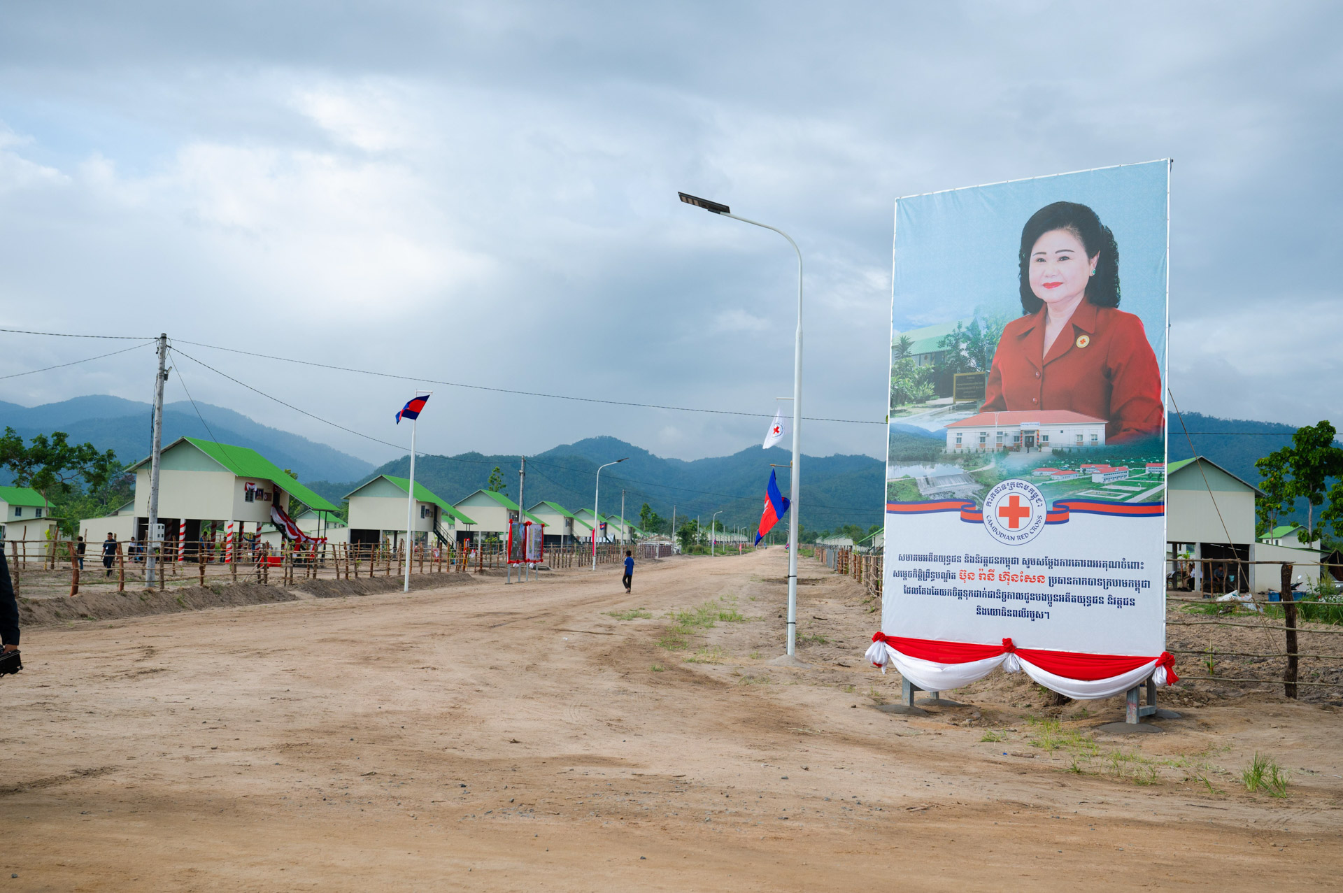 ឯកឧត្ដម ឆាយ ឫទ្ធិសែន រួមជាមួយឯកឧត្តមថ្នាក់ដឹកនាំក្រសួង អញ្ជើញចូលរួមក្នុងពិធីសំណេះសំណាលជាមួយអតីតយុទ្ធជន និងនិវត្តជនដែលរស់នៅភូមិប៊ុនរ៉ានីសែនជ័យដំណាក់ត្រយឹង 134 DSC 2775