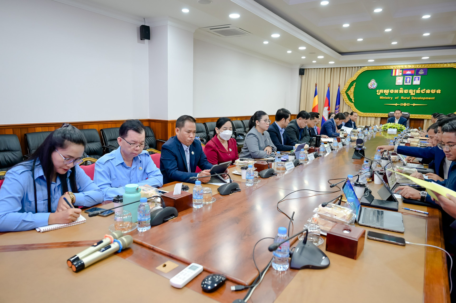 ឯកឧត្តម ឆាយ ឫទ្ធិសែន អញ្ជើញដឹកនាំកិច្ចប្រជុំត្រួតពិនិត្យវឌ្ឍនភាពការរៀបចំឯកសារស្ដីពី ការកំណត់និងការពិពណ៌នាមុខតំណែងវិជ្ជាជីវៈអភិវឌ្ឍន៍ជនបទ 23 28