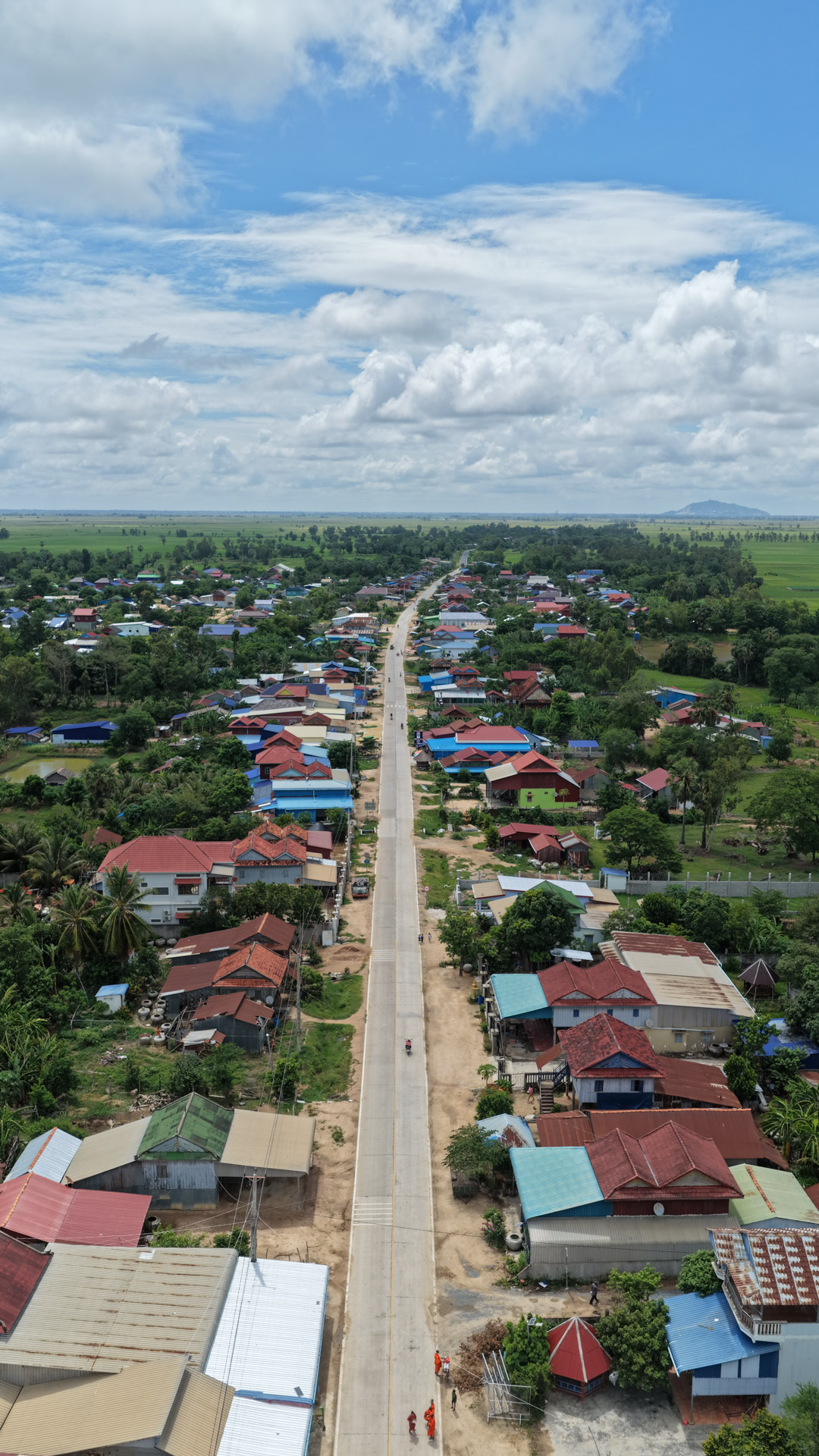 ឯកឧត្ដម ឆាយ ឫទ្ធិសែន អញ្ជើញចុះពិនិត្យគុណភាព និងស្ថានភាពផ្លូវចំនួន ៣ខ្សែ និងស្រះទឹក ១កន្លែង នៅក្នុងខេត្តតាកែវ 13 17DJI 20260731113150 0549 D