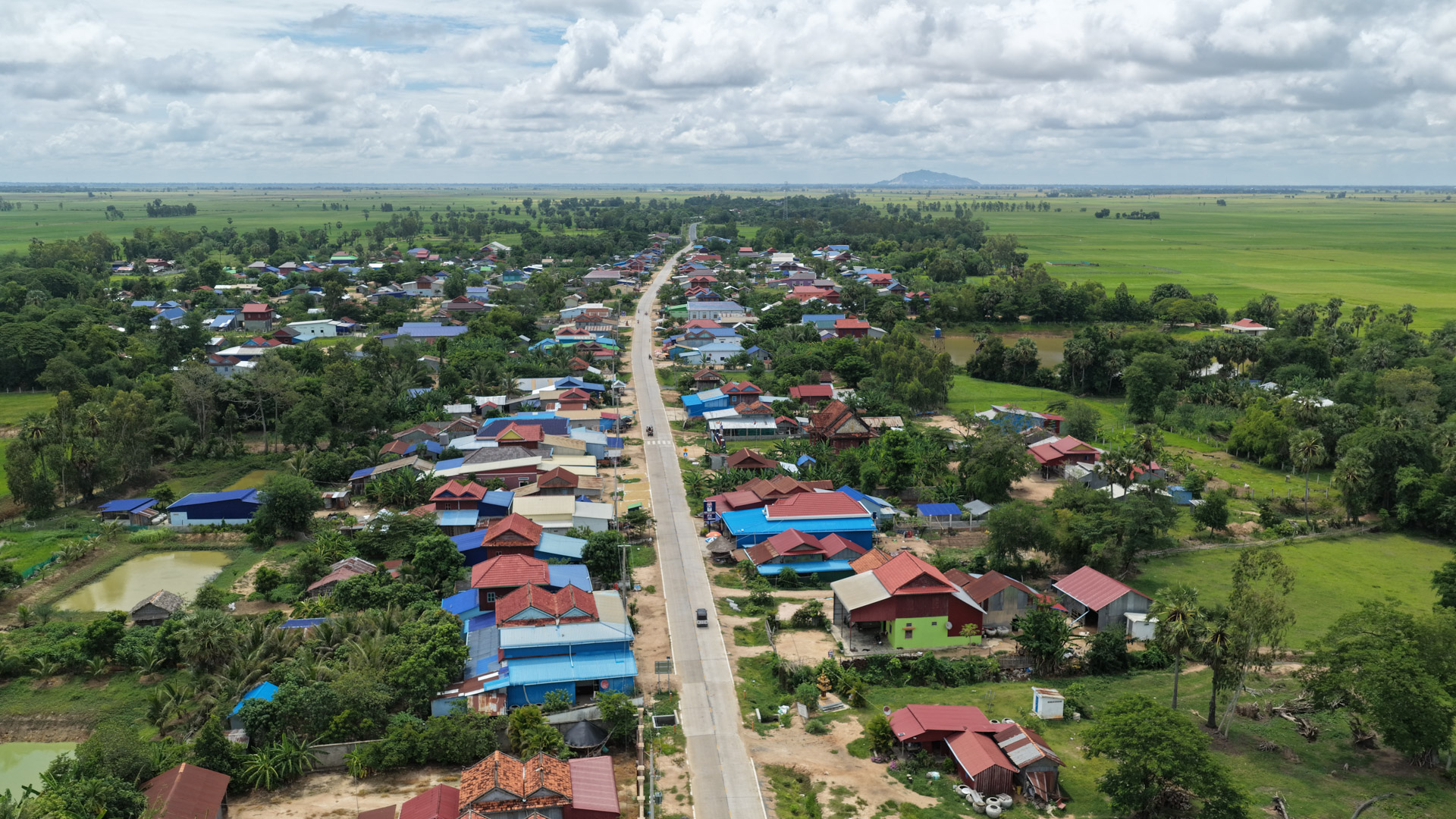 ឯកឧត្ដម ឆាយ ឫទ្ធិសែន អញ្ជើញចុះពិនិត្យគុណភាព និងស្ថានភាពផ្លូវចំនួន ៣ខ្សែ និងស្រះទឹក ១កន្លែង នៅក្នុងខេត្តតាកែវ 24 17DJI 20260731113215 0551 D