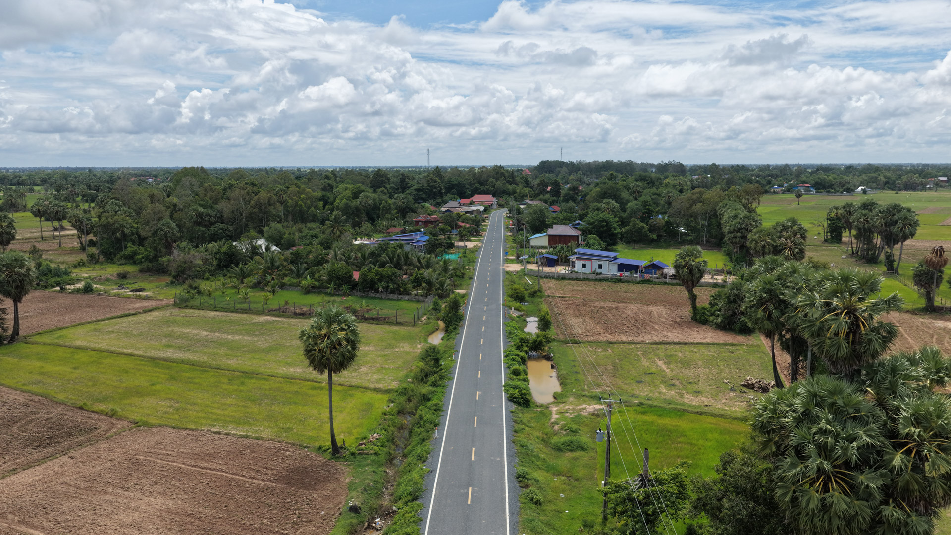 ឯកឧត្ដម ឆាយ ឫទ្ធិសែន អញ្ជើញចុះពិនិត្យគុណភាព និងស្ថានភាពផ្លូវចំនួន ៣ខ្សែ និងស្រះទឹក ១កន្លែង នៅក្នុងខេត្តតាកែវ 22 17DJI 20260731113830 0555 D