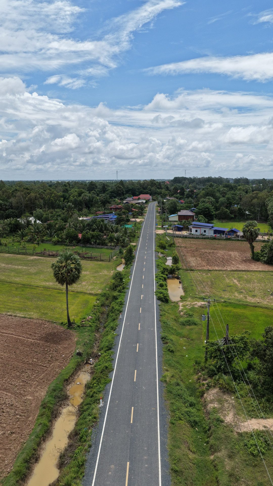 ឯកឧត្ដម ឆាយ ឫទ្ធិសែន អញ្ជើញចុះពិនិត្យគុណភាព និងស្ថានភាពផ្លូវចំនួន ៣ខ្សែ និងស្រះទឹក ១កន្លែង នៅក្នុងខេត្តតាកែវ 21 17DJI 20260731113835 0556 D