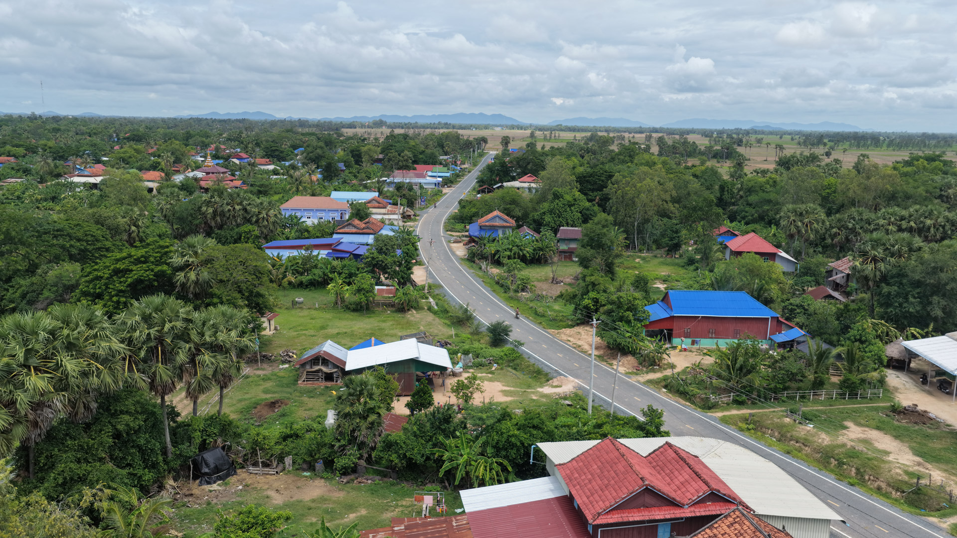 ឯកឧត្ដម ឆាយ ឫទ្ធិសែន អញ្ជើញចុះពិនិត្យគុណភាព និងស្ថានភាពផ្លូវចំនួន ៣ខ្សែ និងស្រះទឹក ១កន្លែង នៅក្នុងខេត្តតាកែវ 20 17DJI 20260731113915 0558 D