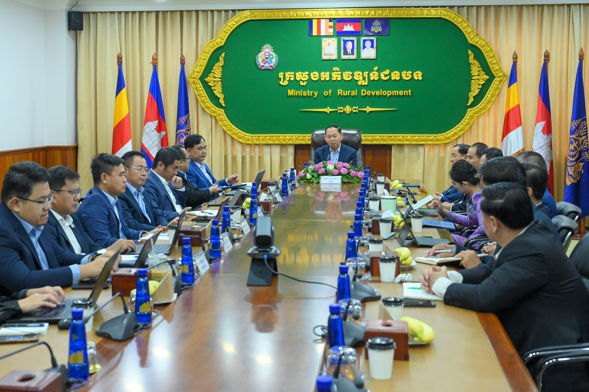 ឯកឧត្តម ឆាយ ឫទ្ធិសែន អញ្ជើញដឹកនាំកិច្ចប្រជុំពិនិត្យសេចក្តីព្រាងគោលការណ៍ណែនាំស្តីពី ការផ្ទៀងផ្ទាត់ការទទួលបានទឹកផឹកសុវត្ថិភាពសម្រាប់ទាំងអស់គ្នា។ 20 18 7