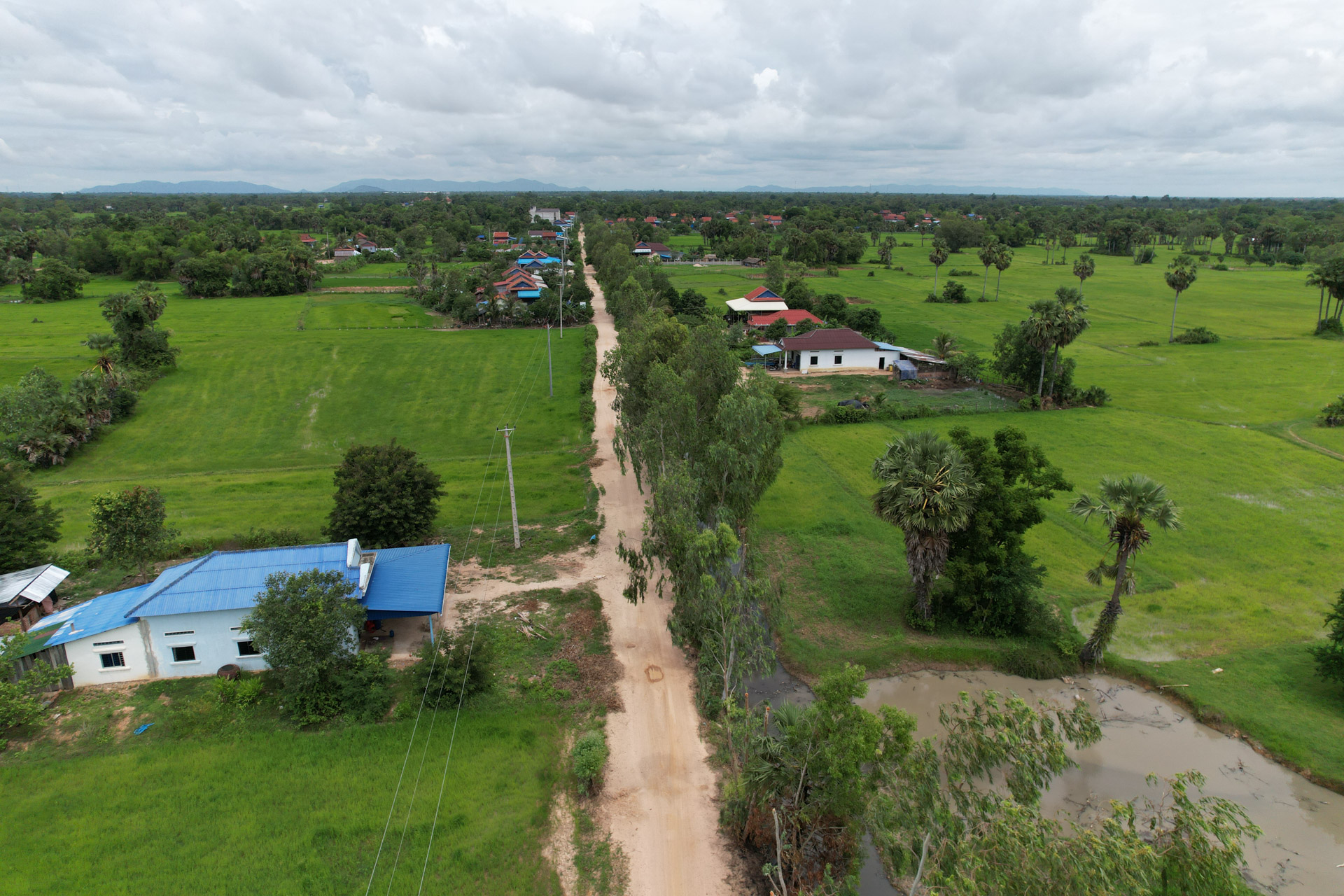 ឯកឧត្ដម ឆាយ ឫទ្ធិសែន អញ្ជើញចុះពិនិត្យគុណភាព និងស្ថានភាពផ្លូវចំនួន ៣ខ្សែ និងស្រះទឹក ១កន្លែង នៅក្នុងខេត្តតាកែវ 35 19DJI 0950