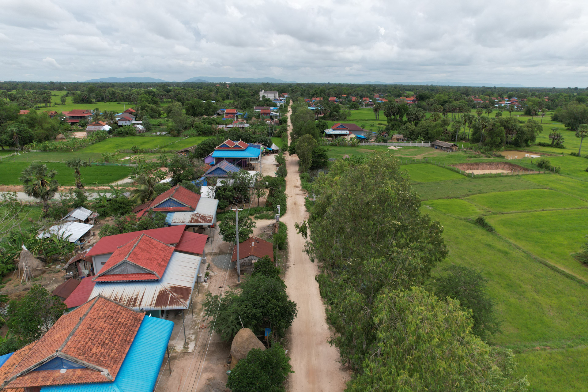 ឯកឧត្ដម ឆាយ ឫទ្ធិសែន អញ្ជើញចុះពិនិត្យគុណភាព និងស្ថានភាពផ្លូវចំនួន ៣ខ្សែ និងស្រះទឹក ១កន្លែង នៅក្នុងខេត្តតាកែវ 34 19DJI 0952