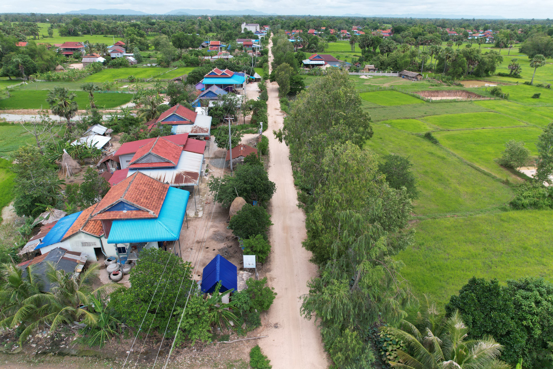 ឯកឧត្ដម ឆាយ ឫទ្ធិសែន អញ្ជើញចុះពិនិត្យគុណភាព និងស្ថានភាពផ្លូវចំនួន ៣ខ្សែ និងស្រះទឹក ១កន្លែង នៅក្នុងខេត្តតាកែវ 33 19DJI 0954