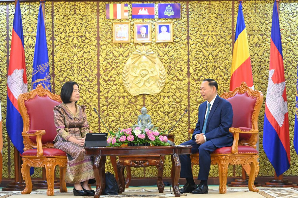 ឯកឧត្តម ឆាយ ឫទ្ធិសែន អនុញ្ញាតជូនលោកស្រីវេជ្ជបណ្ឌិតនាយិកាស្តីទីអង្គការទស្សនៈពិភពលោកអន្តរជាតិ និងសហការី ចូលជួបសម្តែងការគួរសម និងពិភាក្សាការងារ 2 2 13