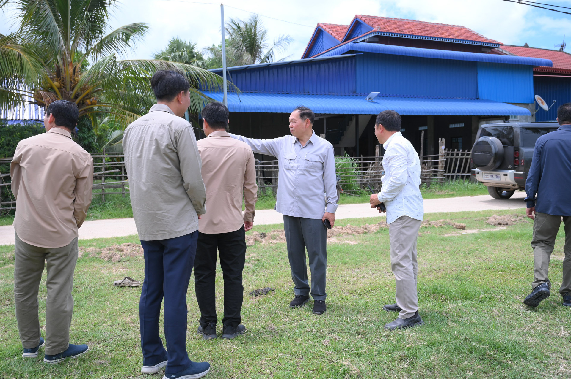 ឯកឧត្ដម ឆាយ ឫទ្ធិសែន អញ្ជើញចុះពិនិត្យគុណភាព និងស្ថានភាពផ្លូវចំនួន ៣ខ្សែ និងស្រះទឹក ១កន្លែង នៅក្នុងខេត្តតាកែវ 32 20 8
