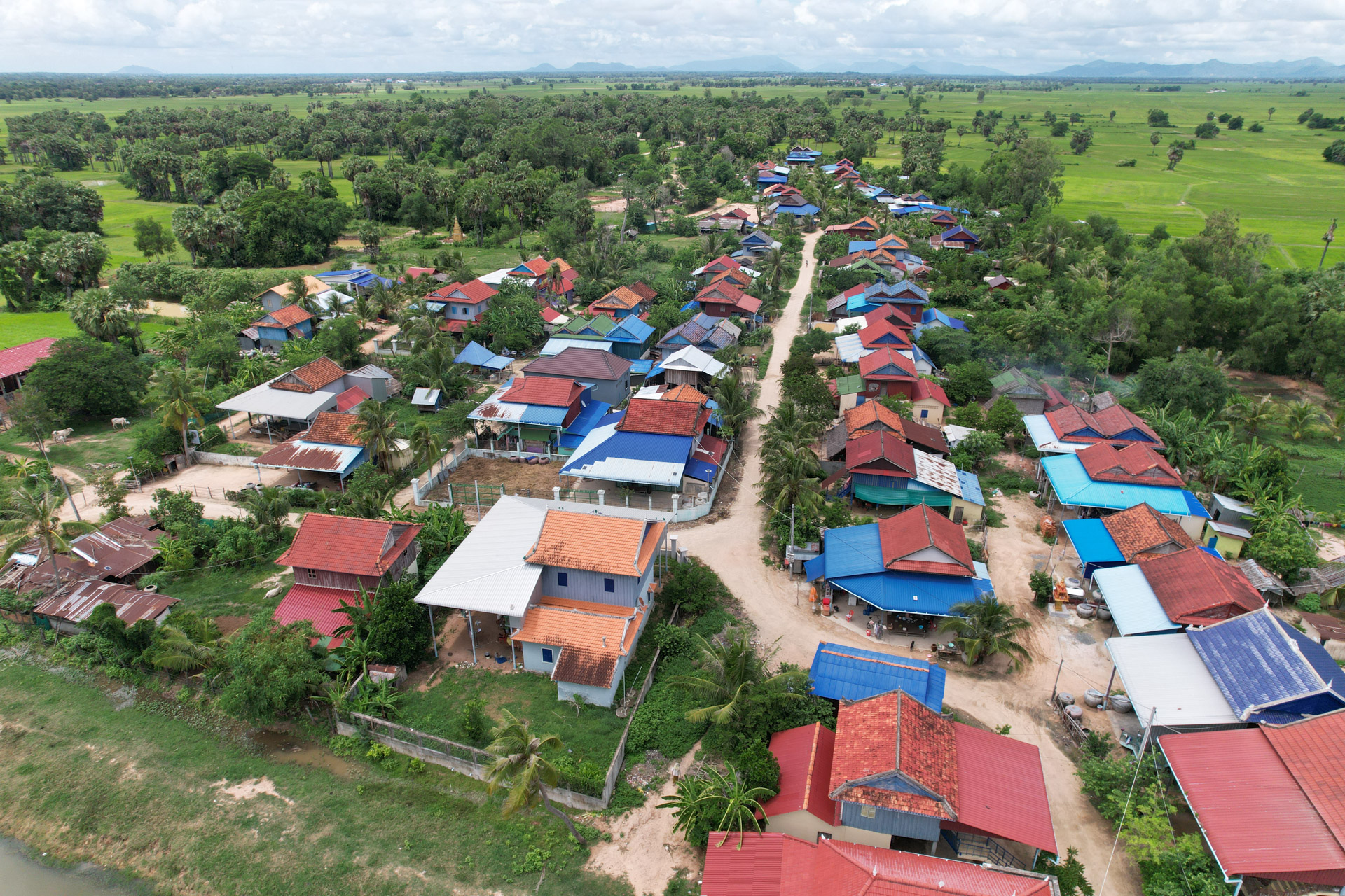 ឯកឧត្ដម ឆាយ ឫទ្ធិសែន អញ្ជើញចុះពិនិត្យគុណភាព និងស្ថានភាពផ្លូវចំនួន ៣ខ្សែ និងស្រះទឹក ១កន្លែង នៅក្នុងខេត្តតាកែវ 28 23DJI 0964